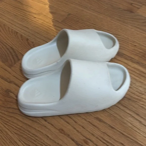 Size yeezy slides bone - Main Image